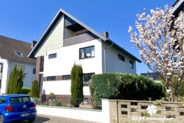 RESERVIERT – BERK Immobilien – Großzügiges Architektenhaus mit Wohnambiente und traumhaften Garten – ideal zum Leben und Arbeiten - Titelbild (104399)