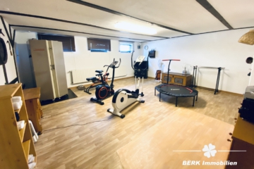 RESERVIERT – BERK Immobilien – Großzügiges Architektenhaus mit Wohnambiente und traumhaften Garten – ideal zum Leben und Arbeiten - großer Hobby & Fitness-Raum im Souterrain (104413)