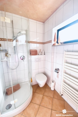 RESERVIERT – BERK Immobilien – Großzügiges Architektenhaus mit Wohnambiente und traumhaften Garten – ideal zum Leben und Arbeiten - Duschbad (104407)