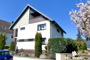 RESERVIERT – BERK Immobilien – Großzügiges Architektenhaus mit Wohnambiente und traumhaften Garten – ideal zum Leben und Arbeiten - Vorderansicht (104400)