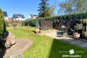 RESERVIERT – BERK Immobilien – Großzügiges Architektenhaus mit Wohnambiente und traumhaften Garten – ideal zum Leben und Arbeiten - Garten mit Grillplatz (104414)