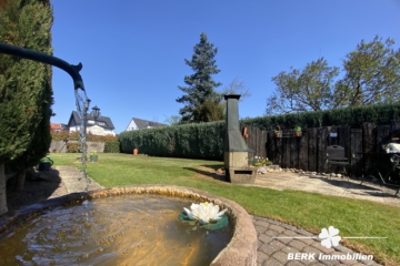 RESERVIERT – BERK Immobilien – Großzügiges Architektenhaus mit Wohnambiente und traumhaften Garten – ideal zum Leben und Arbeiten - Garten mit Grillplatz (2) (104415)