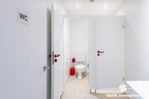 BERK Immobilien – Gewerbeobjekt mit Büro- und Hallenflächen für vielseitige Nutzung - WC (128842)