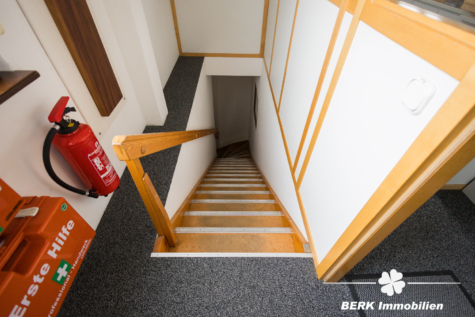 BERK Immobilien – Gewerbeobjekt mit Büro- und Hallenflächen für vielseitige Nutzung - Treppenabgang Produktion (128855)