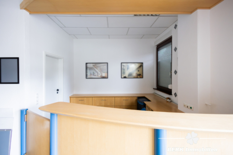 BERK Immobilien – Gewerbeobjekt mit Büro- und Hallenflächen für vielseitige Nutzung - Empfangsbereich (128841)