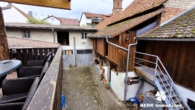Blick vom Balkon auf den Innenhof - BERK Immobilien – Zweifamilienhaus mit Werkstatt, Lagerraum und viel Potenzial in Mömlingen
