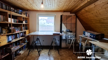 BERK Immobilien – Vielseitiges Zweifamilienhaus mit großem Potenzial in Mömlingen - Raum DG (106685)