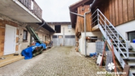 Hof mit Nebengebäude, Doppelgarage und Holzlager - BERK Immobilien – Zweifamilienhaus mit Werkstatt, Lagerraum und viel Potenzial in Mömlingen