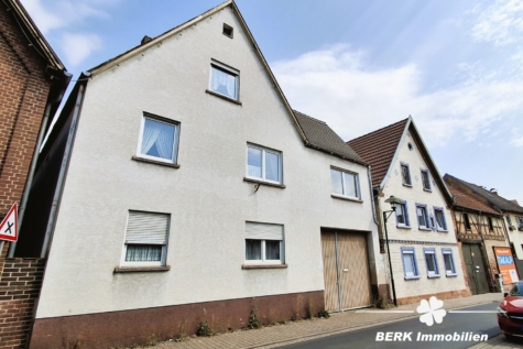 BERK Immobilien – Vielseitiges Zweifamilienhaus mit großem Potenzial in Mömlingen - Außenansicht (115443)