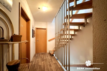 BERK Immobilien – gemütliches Reihenmittelhaus in Hasselroth - Flur OG (108575)
