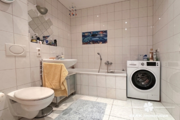 BERK Immobilien – gemütliches Reihenmittelhaus in Hasselroth - Bad DuschWanne (108576)