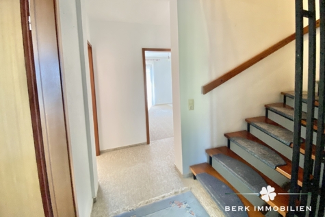 BERK Immobilien – Ideales Familien Zuhause mit viel Potential und Südgarten - Flur OG (125940)