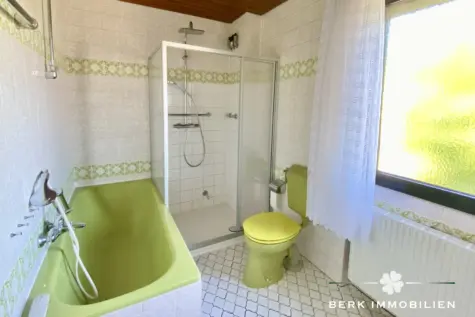 RESERVIERT BERK Immobilien – Ideales Familien Zuhause mit viel Potential und Südgarten - Badezimmer (130216)