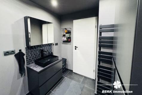 BERK Immobilien – Wohnen mit Stil – EFH mit Mainblick & Terrasse in Stadtprozelten - Badezimmer OG (118772)