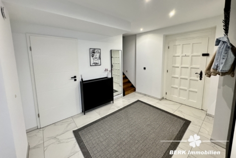 BERK Immobilien – Wohnen mit Stil – EFH mit Mainblick & Terrasse in Stadtprozelten - Eingangsbereich (118750)