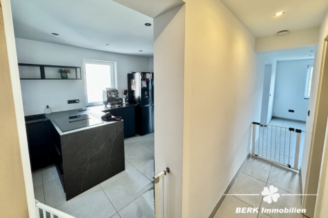 BERK Immobilien – Wohnen mit Stil – EFH mit Mainblick & Terrasse in Stadtprozelten - Flur OG (118763)