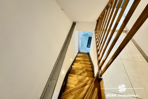 BERK Immobilien – Wohnen mit Stil – EFH mit Mainblick & Terrasse in Stadtprozelten - Treppenaufgang (118762)