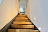 Treppenaufgang - BERK Immobilien – Wohnen mit Stil – EFH mit Mainblick & Terrasse in Stadtprozelten
