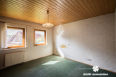 Schlafzimmer - BERK Immobilien – Einfamilienhaus mit großem Garten und weiterem Ausbaupotenzial – in ruhiger Wohnlage von Kleinkahl