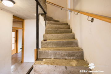 BERK Immobilien – Einfamilienhaus mit großem Garten und weiterem Ausbaupotenzial – in ruhiger Wohnlage von Kleinkahl - Aufgang DG (106357)