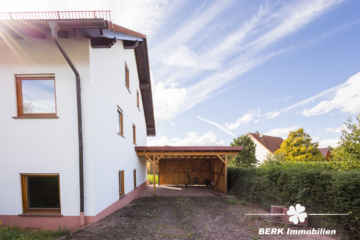 BERK Immobilien – Einfamilienhaus mit großem Garten und weiterem Ausbaupotenzial – in ruhiger Wohnlage von Kleinkahl - Carport (106363)