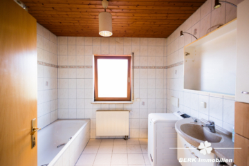 BERK Immobilien – Einfamilienhaus mit großem Garten und weiterem Ausbaupotenzial – in ruhiger Wohnlage von Kleinkahl - Badezimmer (106355)