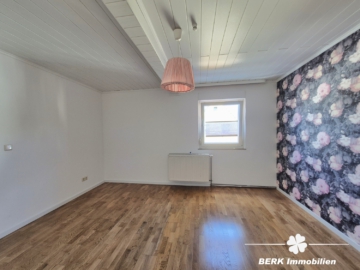BERK Immobilien – top Wohnlage in Alzenau: Ein- bis Zweifamilienhaus mit Erweiterungspotential & Nebengebäuden - Zimmer I (106224)