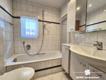 BERK Immobilien – top Wohnlage in Alzenau: Ein- bis Zweifamilienhaus mit Erweiterungspotential & Nebengebäuden - Bad EG (106229)