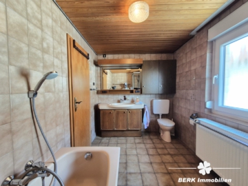 BERK Immobilien – top Wohnlage in Alzenau: Ein- bis Zweifamilienhaus mit Erweiterungspotential & Nebengebäuden - Bad OG (106231)