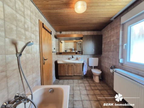 *VERKAUFT* BERK Immobilien – top Wohnlage in Alzenau: Ein- bis Zweifamilienhaus mit Erweiterungspotential & Nebengebäuden - Bad OG (115723)