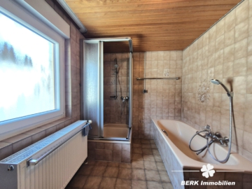 BERK Immobilien – top Wohnlage in Alzenau: Ein- bis Zweifamilienhaus mit Erweiterungspotential & Nebengebäuden - Bad OG (106232)