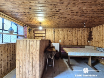 BERK Immobilien – top Wohnlage in Alzenau: Ein- bis Zweifamilienhaus mit Erweiterungspotential & Nebengebäuden - Partykeller (106241)