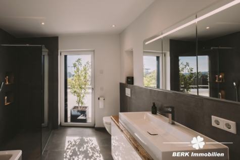 BERK Immobilien – Penthouse mit Weitblick und umlaufendem Balkon in Aschaffenburg - Bad (128995)