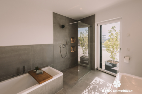 BERK Immobilien – Penthouse mit Weitblick und umlaufendem Balkon in Aschaffenburg - Bad (128996)