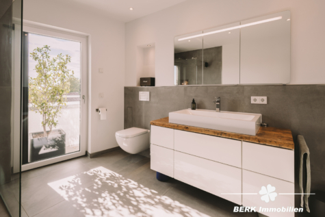 BERK Immobilien – Penthouse mit Weitblick und umlaufendem Balkon in Aschaffenburg - Bad (128997)