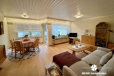 Wohnzimmer hinteres Haus - BERK Immobilien – „Zwei Häuser – Ein Preis, mit Entwicklungspotenzial“