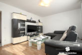 Wohnbereich - BERK Immobilien – Vermietete 3-Zimmer-Wohnung mit Stellplatz und Gartenanteil in zentraler Ortslage