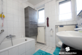 Badezimmer - BERK Immobilien – Vermietete 3-Zimmer-Wohnung mit Stellplatz und Gartenanteil in zentraler Ortslage
