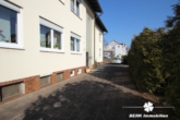PKW-Stellplatz - BERK Immobilien – Vermietete 3-Zimmer-Wohnung mit Stellplatz und Gartenanteil in zentraler Ortslage